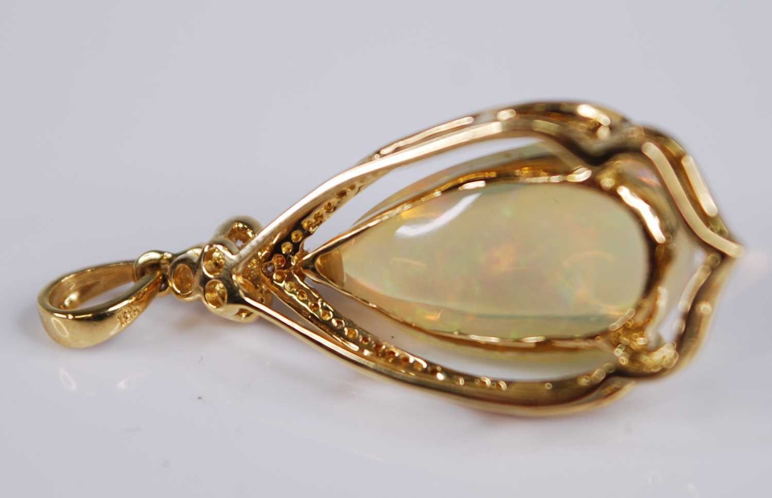 An 18ct gold Ethiopian opal set pendant, the large three-claw set cabochon opal weighing approx 8 - Bild 4 aus 4