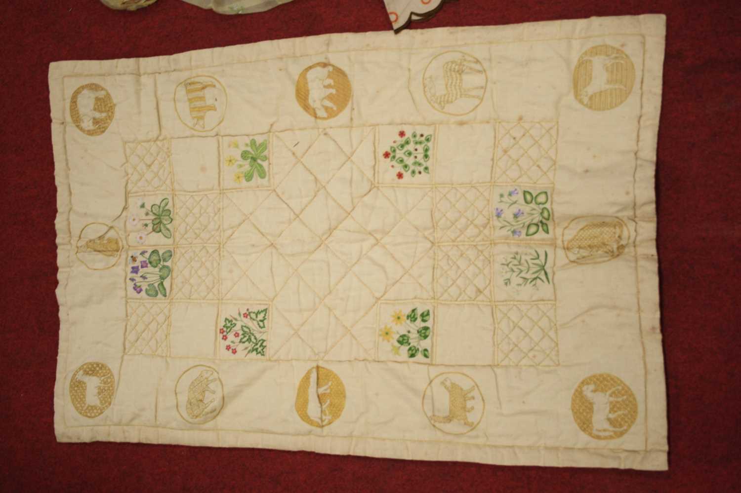 A circa 1900 silk backed and hand-embroidered quilt for a cot, having square panels hand-embroidered - Bild 2 aus 9