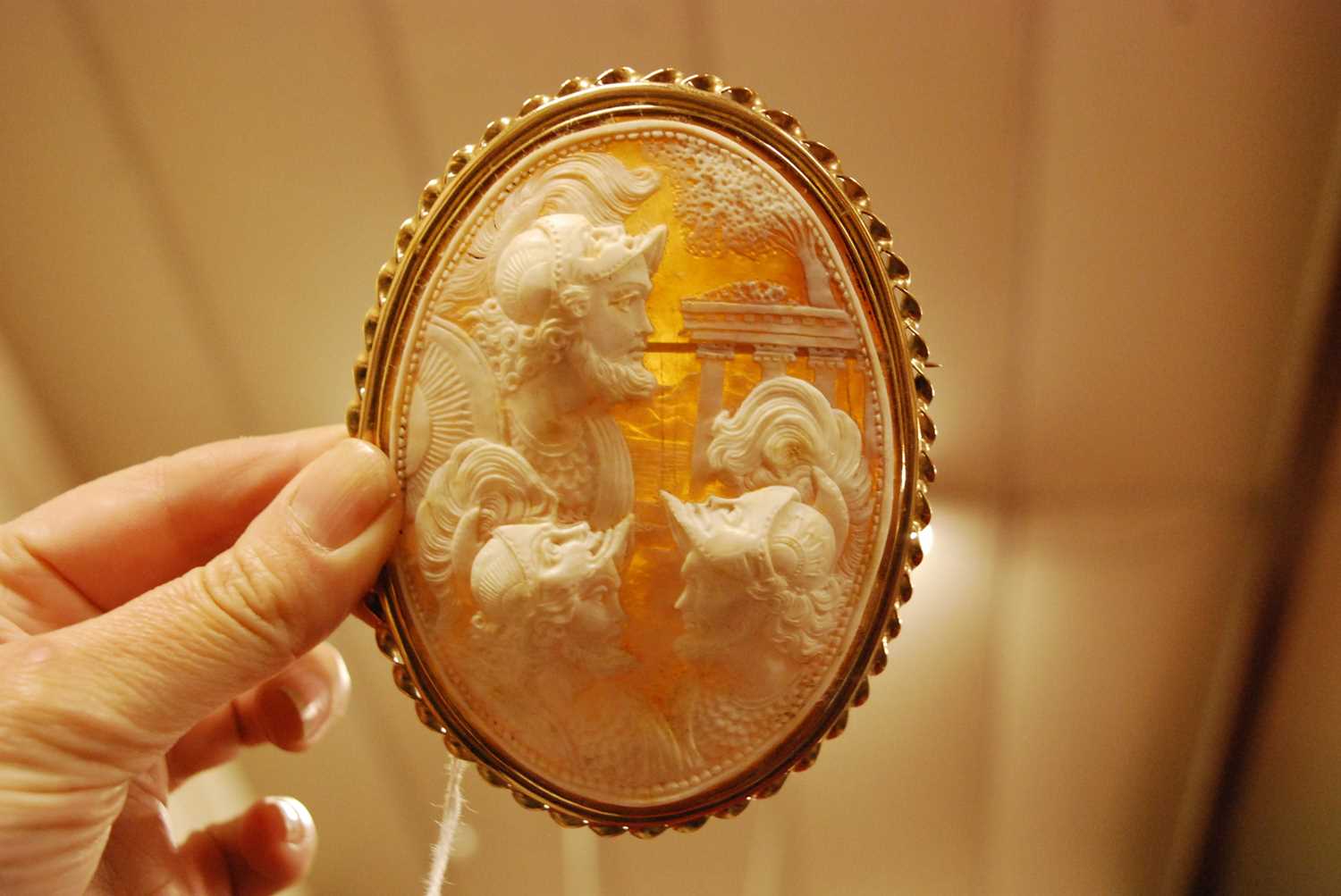 A Victorian carved shell cameo brooch, of massive proportions and in 9ct gold mount, the oval - Bild 5 aus 5