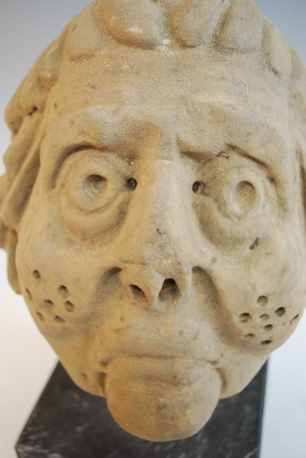 Two carved sandstone heads, probably 17th century, each later mounted upon a polished slate base, - Bild 3 aus 11