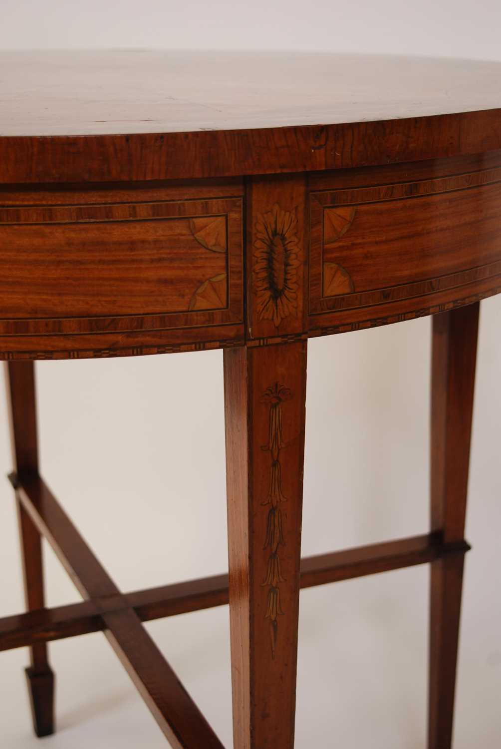 A circa 1900 French satinwood circular centre table, having radial veneers, rosewood crossbanding - Bild 3 aus 4