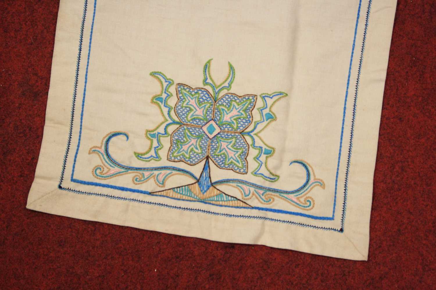 A circa 1900 silk backed and hand-embroidered quilt for a cot, having square panels hand-embroidered - Bild 4 aus 9