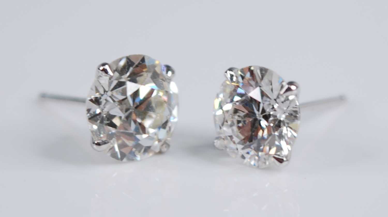 A pair of Edwardian platinum diamond set ear studs, each being Old European cut stones, in four-claw - Bild 3 aus 5