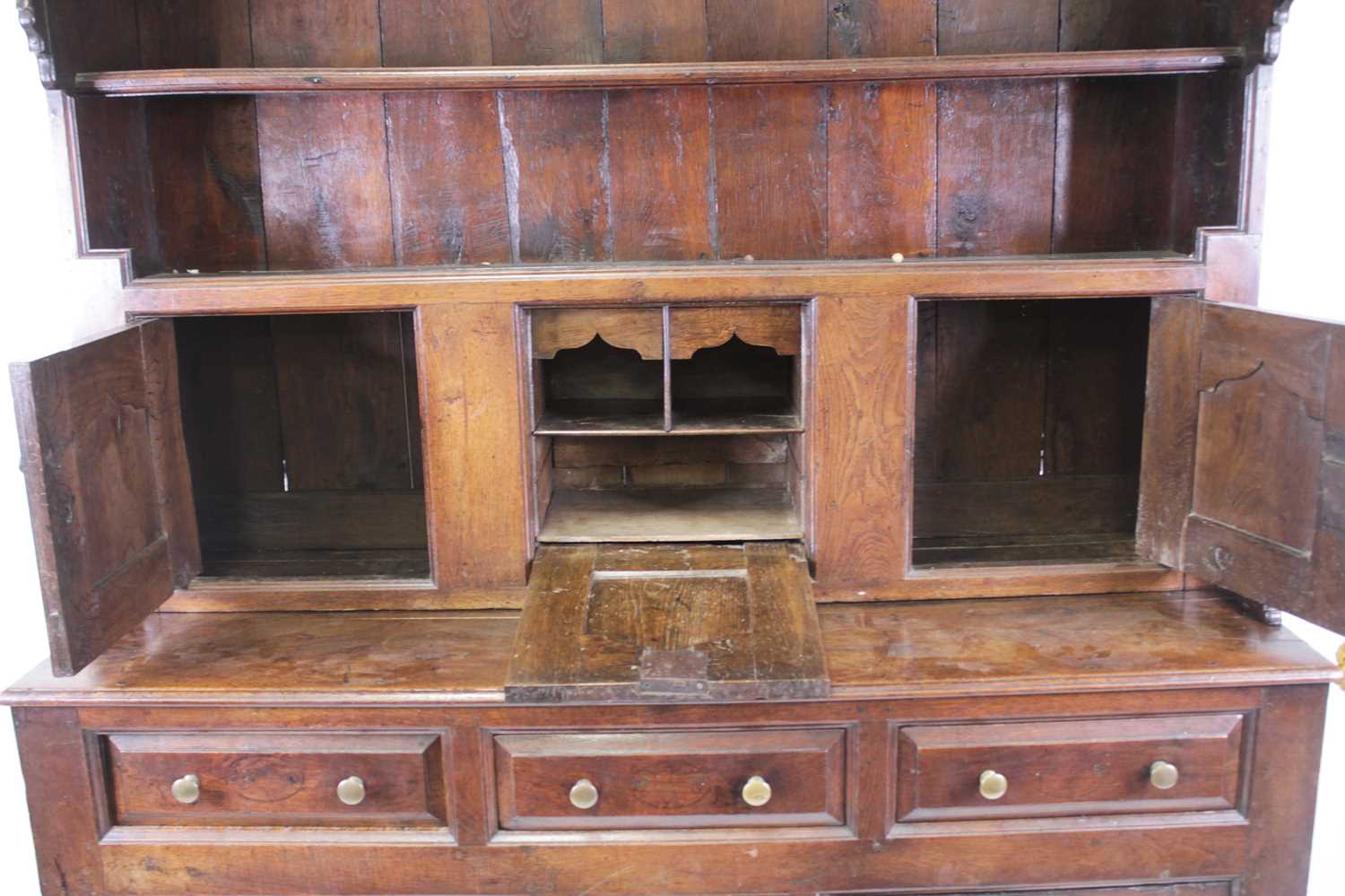 A George III joined oak dresser, the upper section having a wavy frieze and two shelves above - Bild 5 aus 18