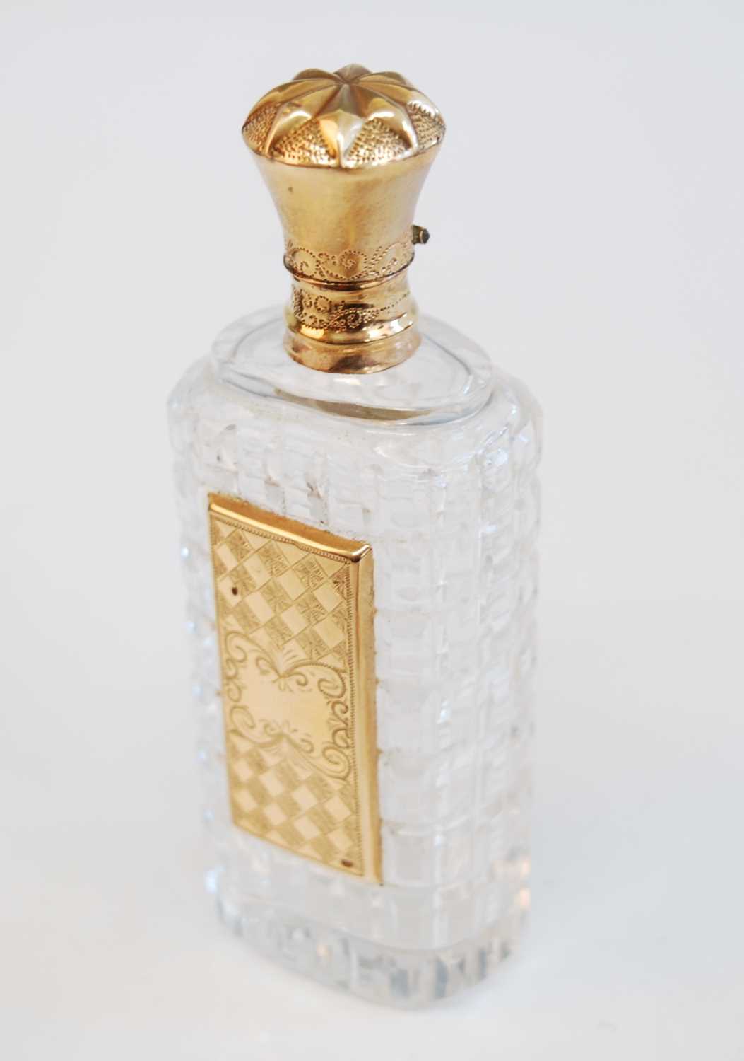A mid-19th century cut glass and yellow metal mounted scent bottle, in fitted leather case, the - Bild 2 aus 6