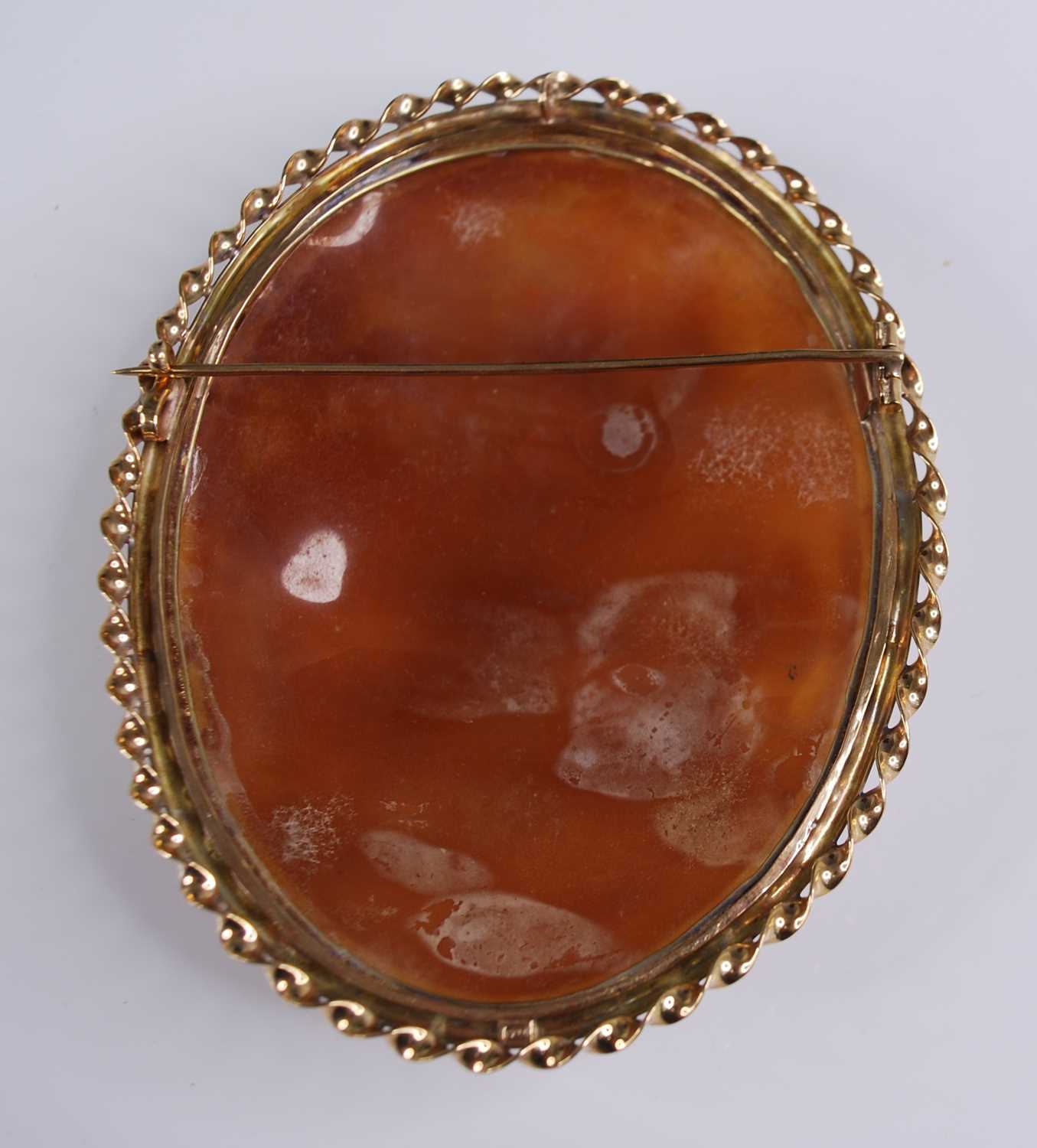 A Victorian carved shell cameo brooch, of massive proportions and in 9ct gold mount, the oval - Bild 2 aus 5