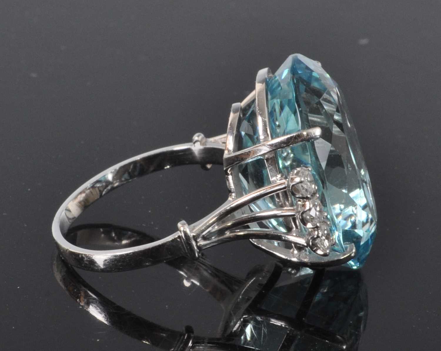 A white metal, aquamarine and diamond ring, comprising a centre oval aquamarine in a four claw - Bild 6 aus 7