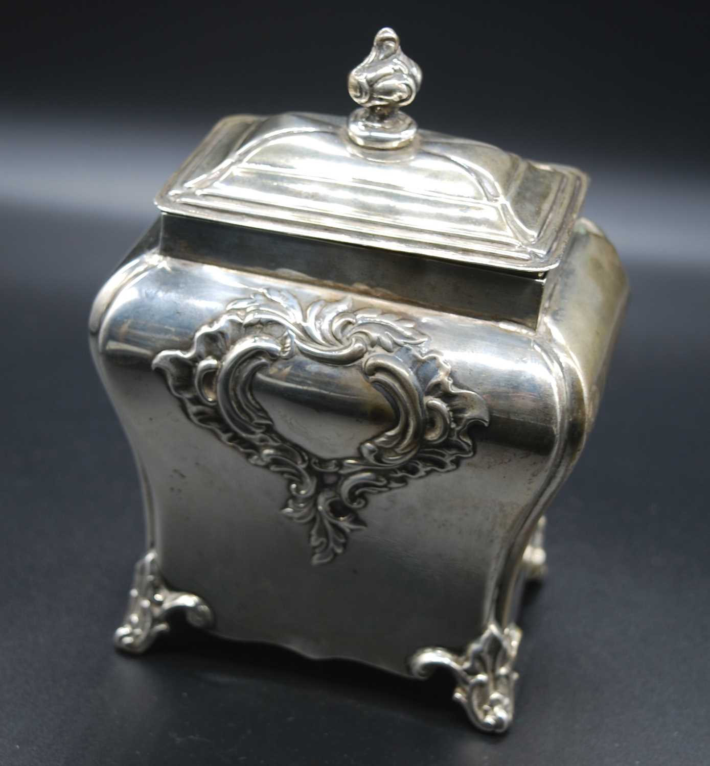 A late Victorian silver tea caddy, of shaped shouldered rectangular form with lift-off cover, having - Bild 2 aus 6