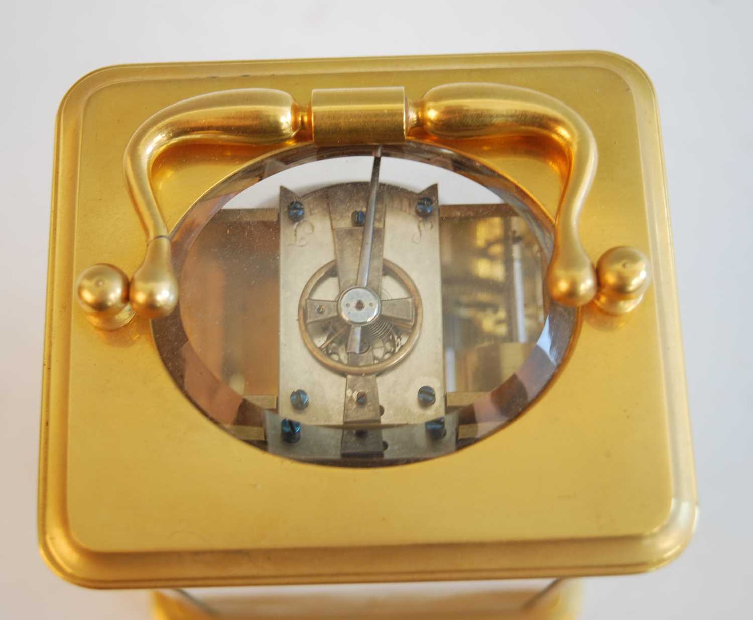 A late 19th century French lacquered brass carriage clock with alarm, having white enamel Roman dial - Bild 3 aus 6