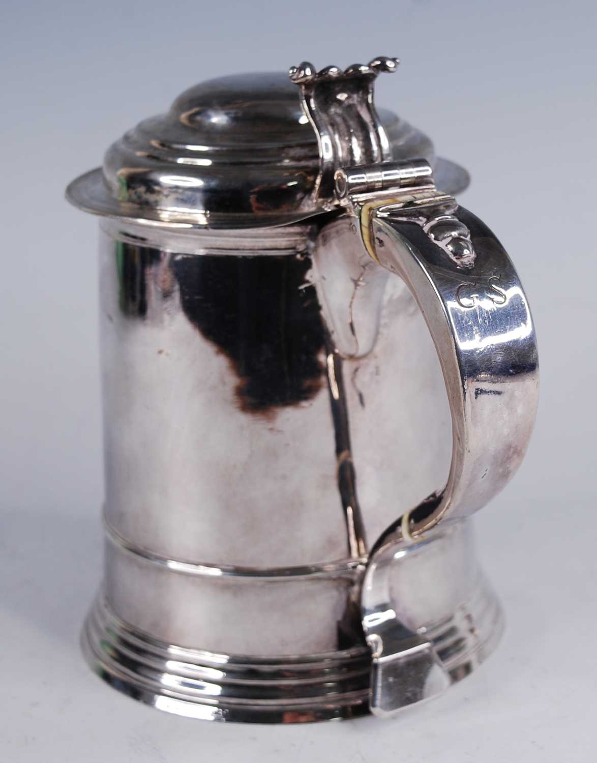 A George I silver lidded tankard, of flaring cylindrical form, the domed cover with scroll - Image 4 of 10