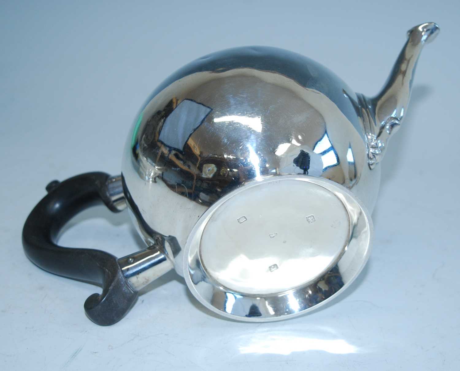 A George V silver bachelors teapot, of bullet form with straight cast spout and S-scroll ebonised - Bild 4 aus 6