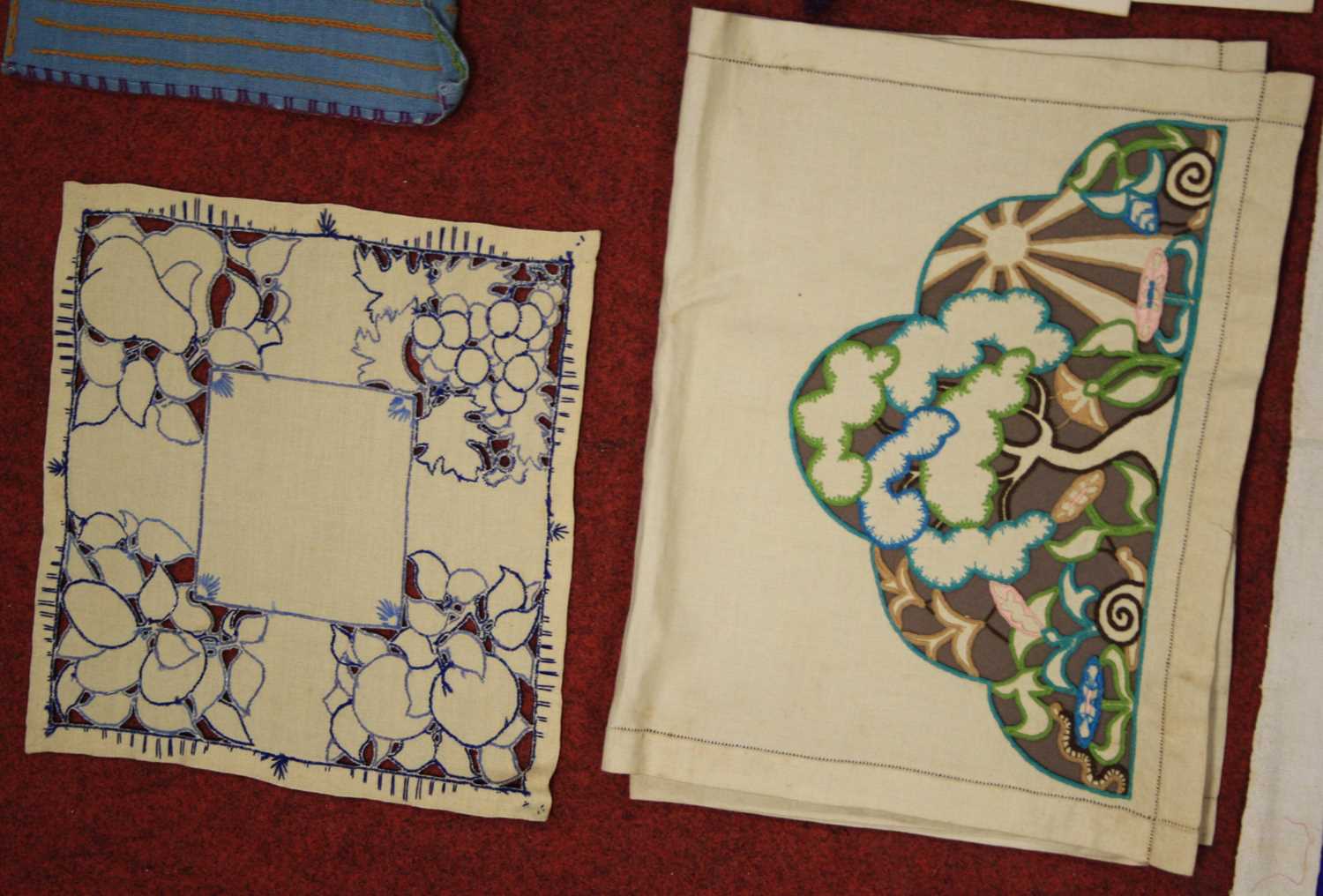 A circa 1900 silk backed and hand-embroidered quilt for a cot, having square panels hand-embroidered - Bild 9 aus 9