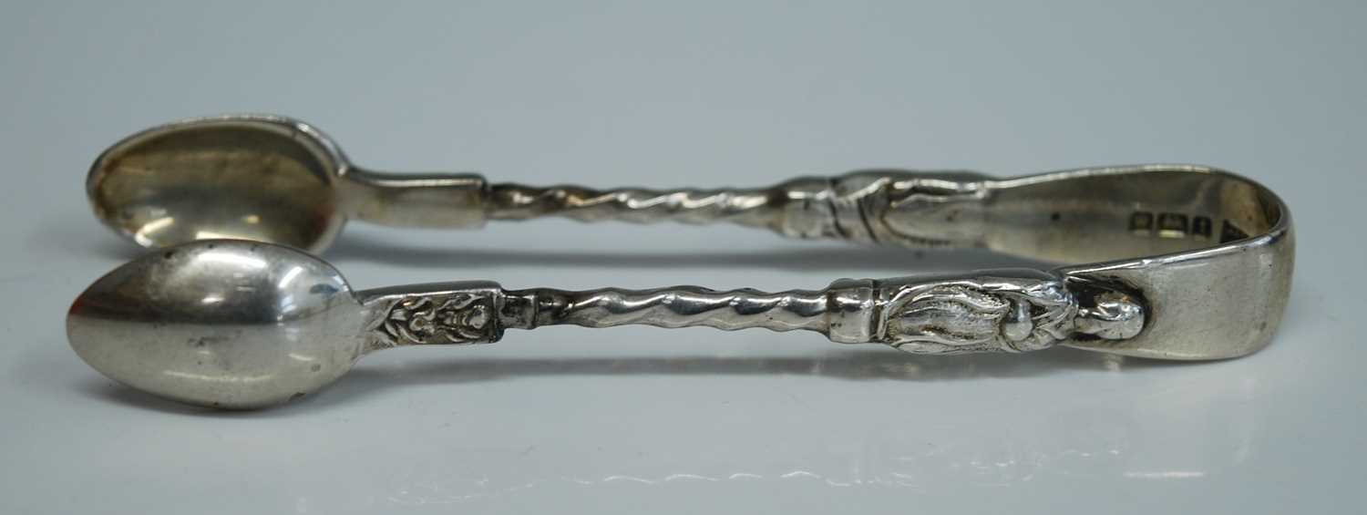 A set of eleven George V silver apostle spoons with matching sugar tongs, having spiral turned stems - Bild 6 aus 7