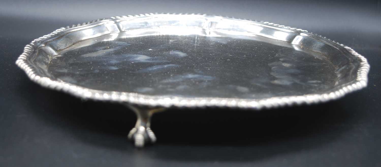 A George V silver card waiter, of shaped circular form with a gadrooned piecrust rim, standing - Bild 5 aus 6