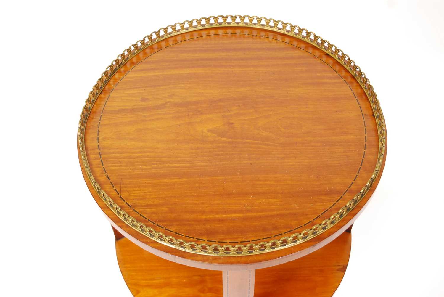 A circa 1900 satinwood circular book table, having a pierced brass gallery, chequer line inlay, - Bild 2 aus 3