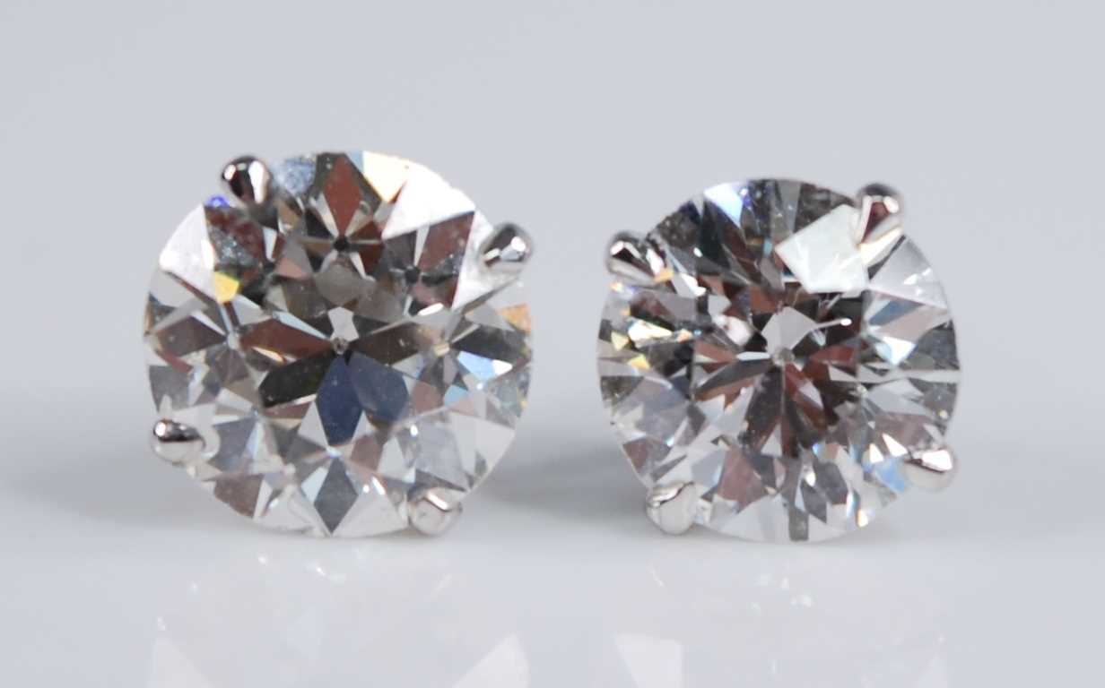 A pair of Edwardian platinum diamond set ear studs, each being Old European cut stones, in four-claw - Bild 2 aus 5