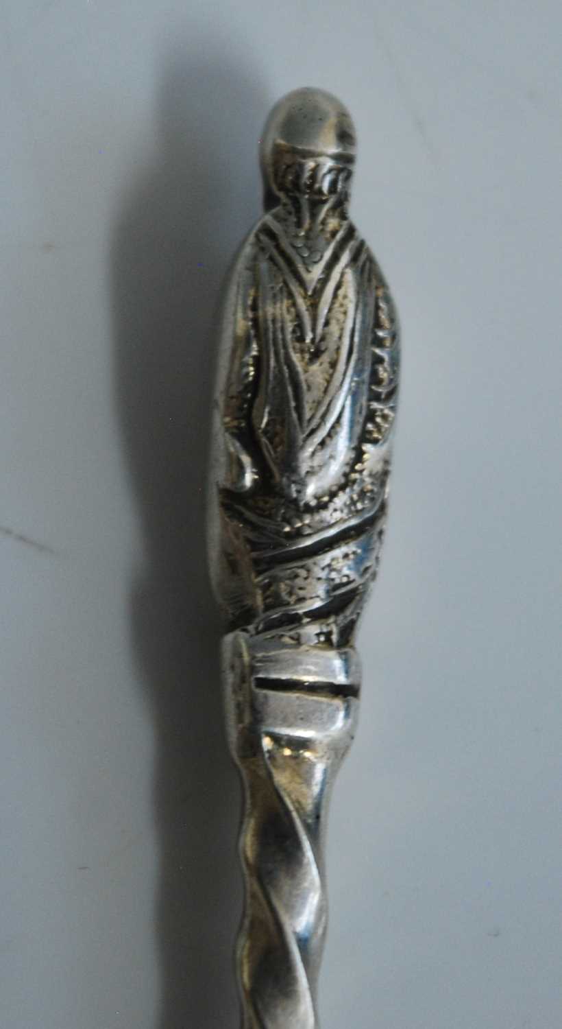 A set of eleven George V silver apostle spoons with matching sugar tongs, having spiral turned stems - Bild 4 aus 7