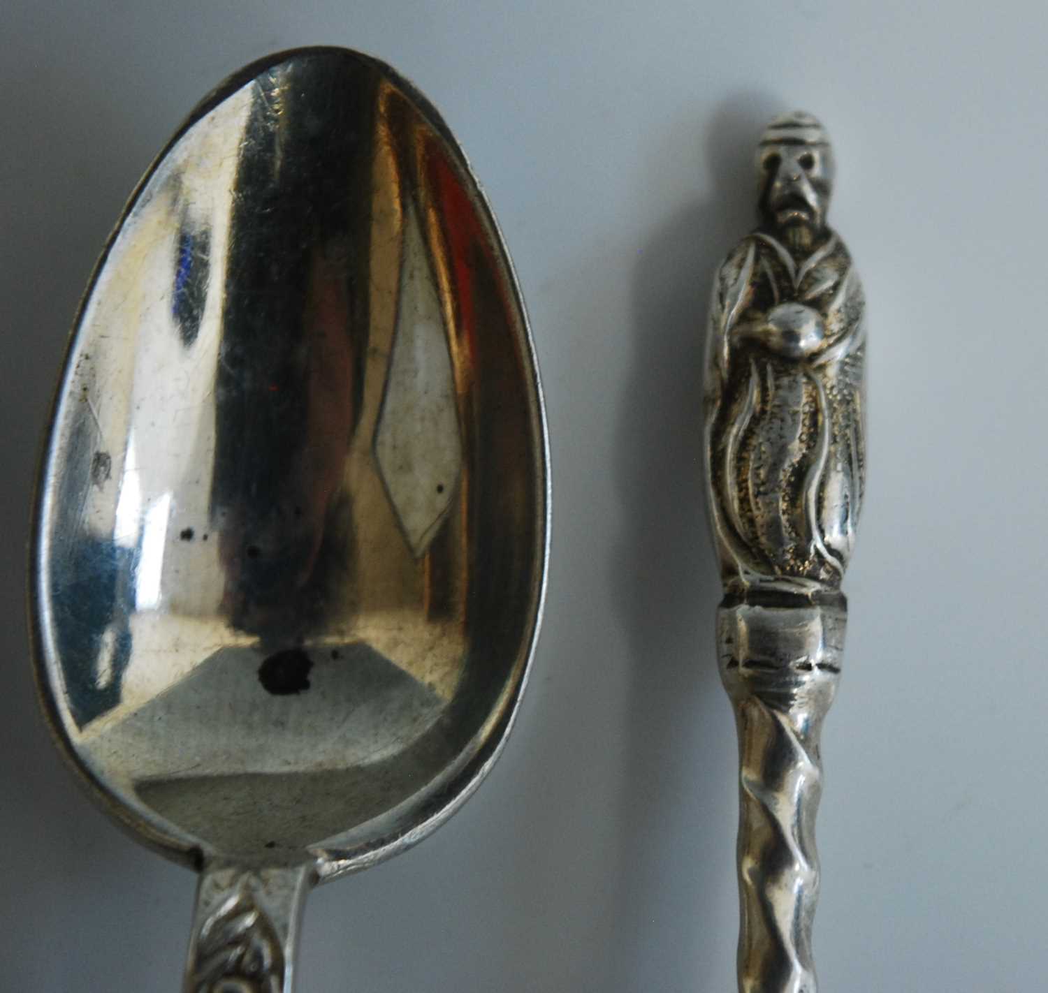 A set of eleven George V silver apostle spoons with matching sugar tongs, having spiral turned stems - Bild 3 aus 7