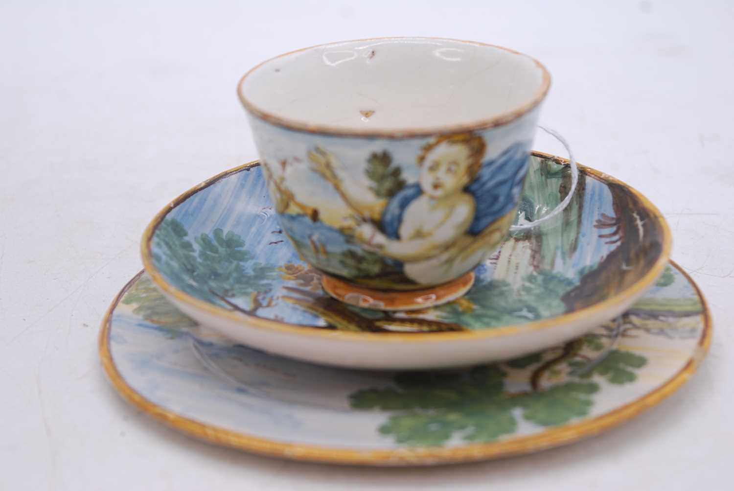 An 18th century Castelli maiolica trio, comprising teacup, saucer and side plate, each decorated - Bild 2 aus 7