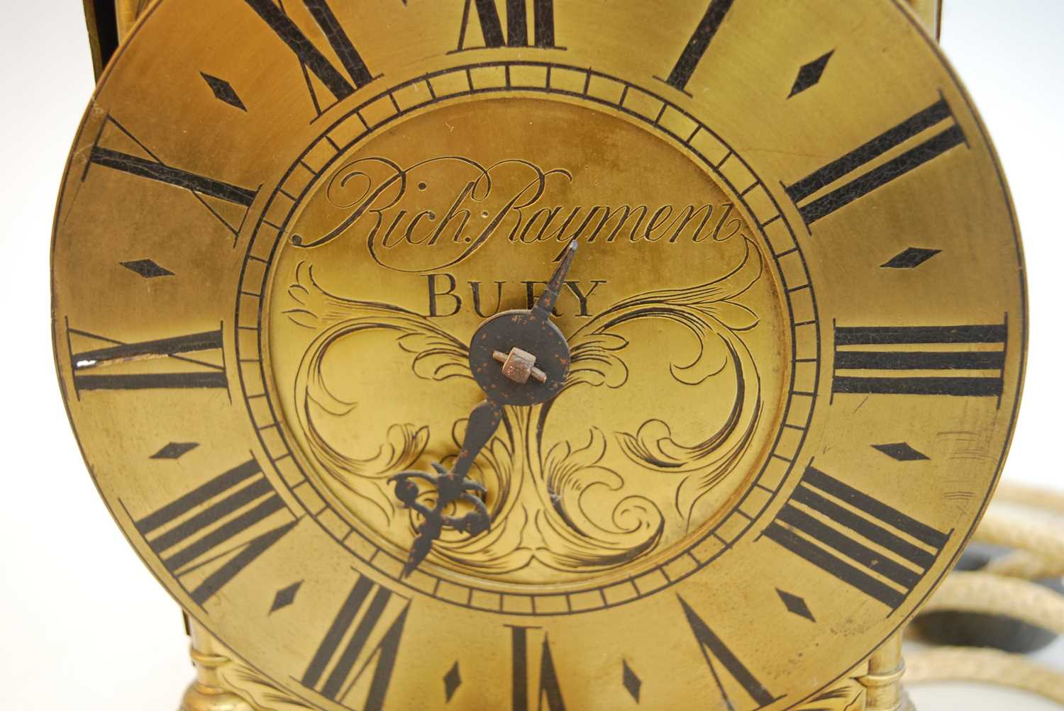 An 18th century brass lantern clock, the dial signed Rich(ard) Rayment Bury (St Edmunds), the - Bild 2 aus 6