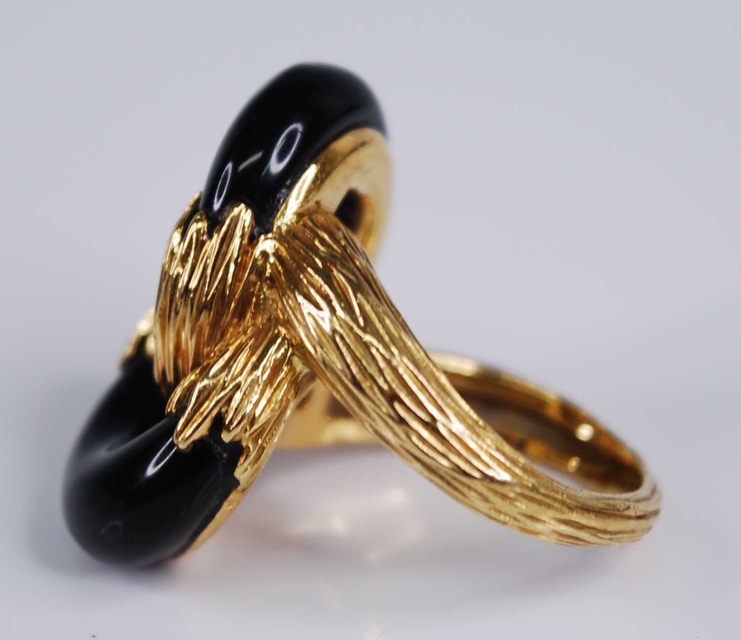 A Kutchinsky 18ct gold and black onyx set dress ring, of interlocking design, the gold with - Bild 2 aus 4