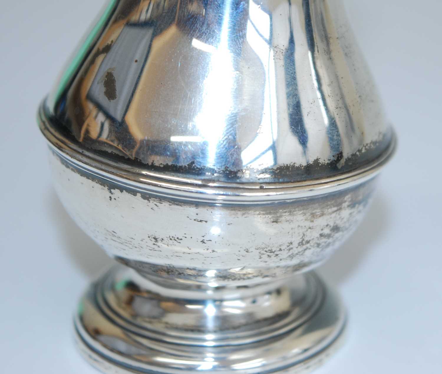 A George II silver pepperette, of belted bellied baluster form to the reeded stepped circular - Bild 5 aus 6