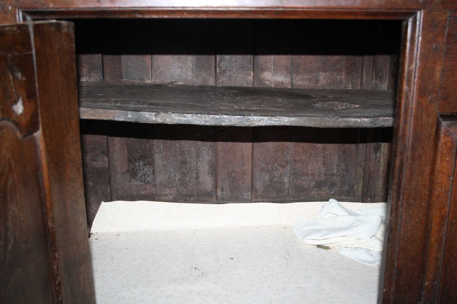 A George III joined oak dresser, the upper section having a wavy frieze and two shelves above - Bild 18 aus 18