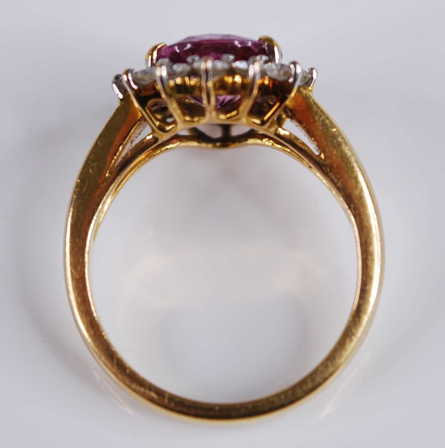 A yellow and white metal, tourmaline and diamond pear shaped cluster ring, featuring a pear cut pink - Bild 5 aus 5