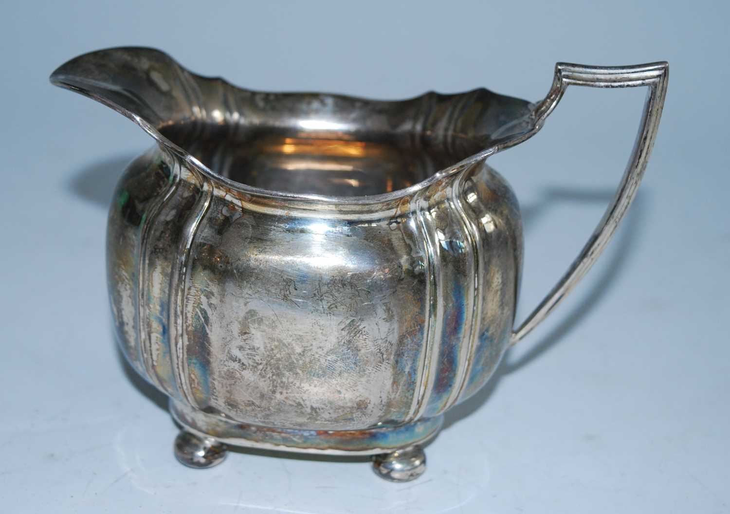 A George V three-piece silver tea set, comprising teapot, twin handled sugar and cream, each piece - Image 13 of 16
