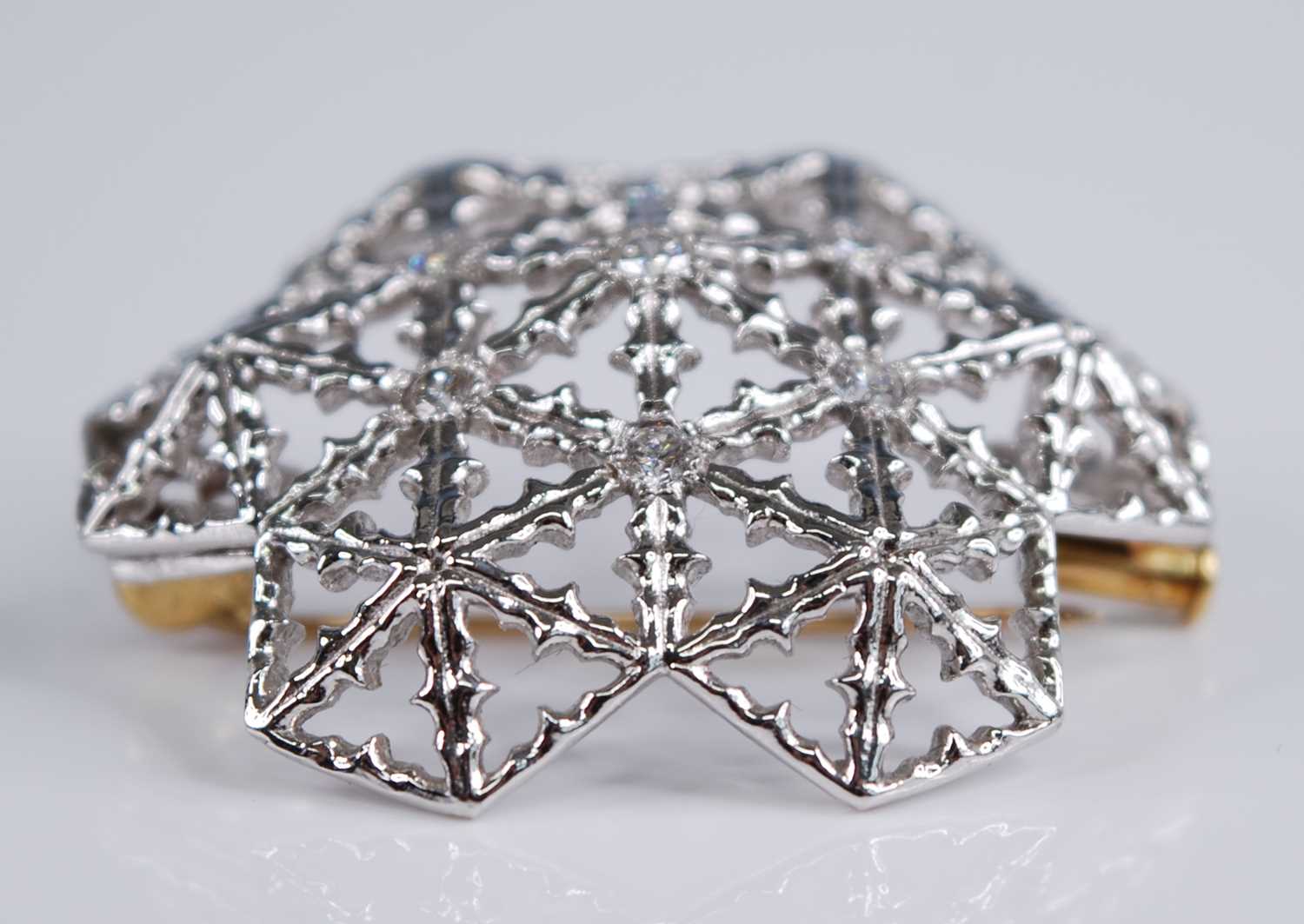 A modern 18ct white gold and diamond set snowflake brooch, of openwork convex form, centre set - Bild 3 aus 3