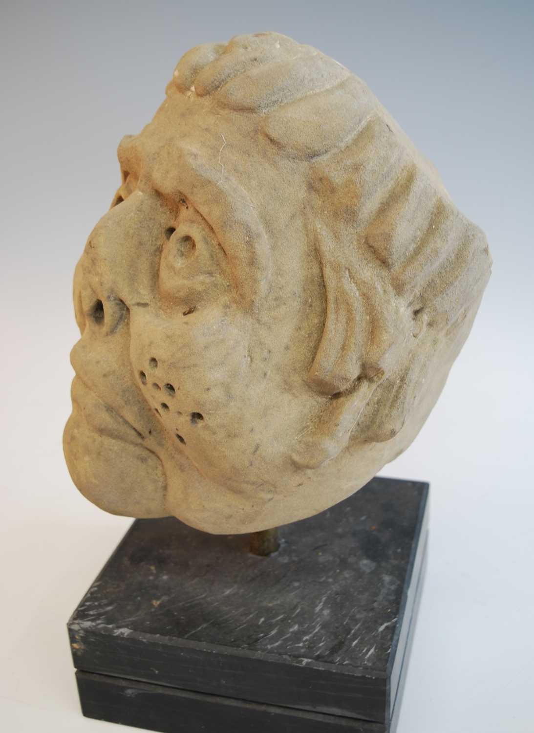 Two carved sandstone heads, probably 17th century, each later mounted upon a polished slate base, - Bild 4 aus 11