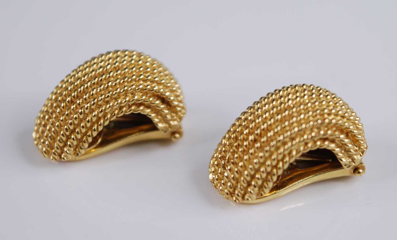 A pair of contemporary Italian 18ct gold earrings, of half hoop design with fine ropetwist bands, - Bild 3 aus 4