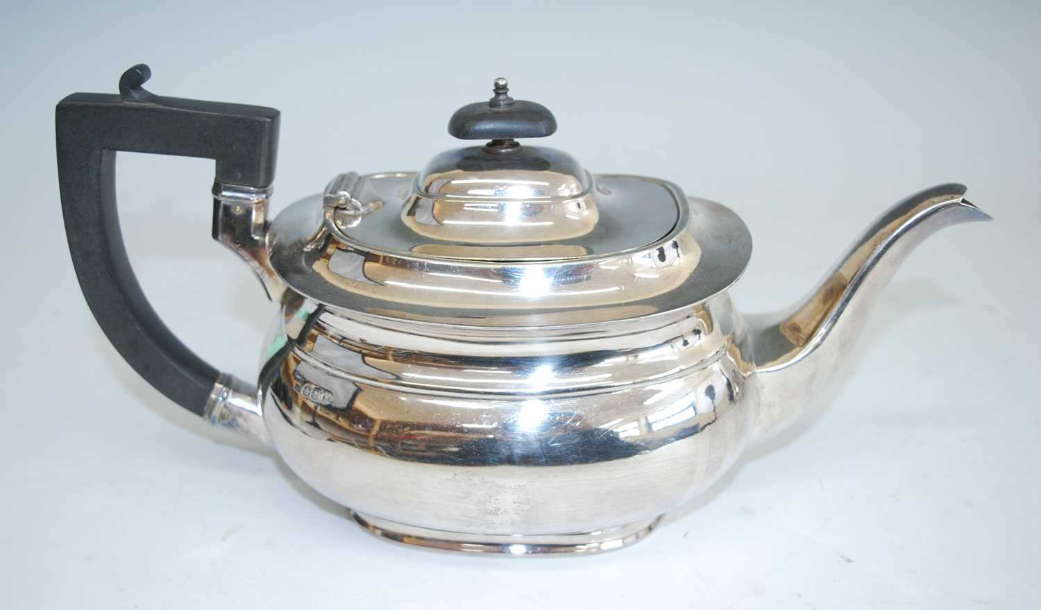 A mid-20th century silver teapot and sugar duo, each piece of oval bombe form to a stepped foot - Bild 2 aus 8