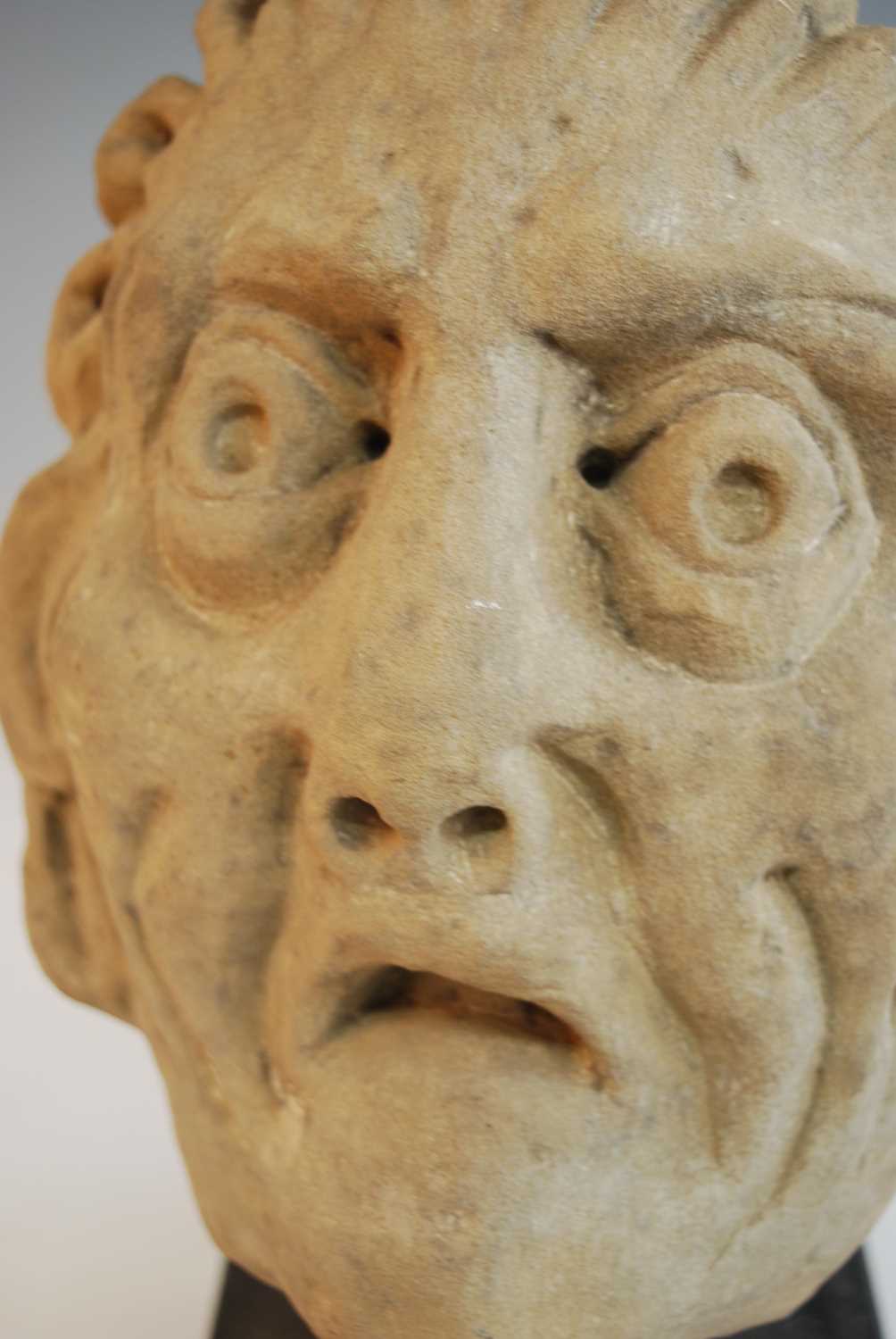 Two carved sandstone heads, probably 17th century, each later mounted upon a polished slate base, - Bild 8 aus 11