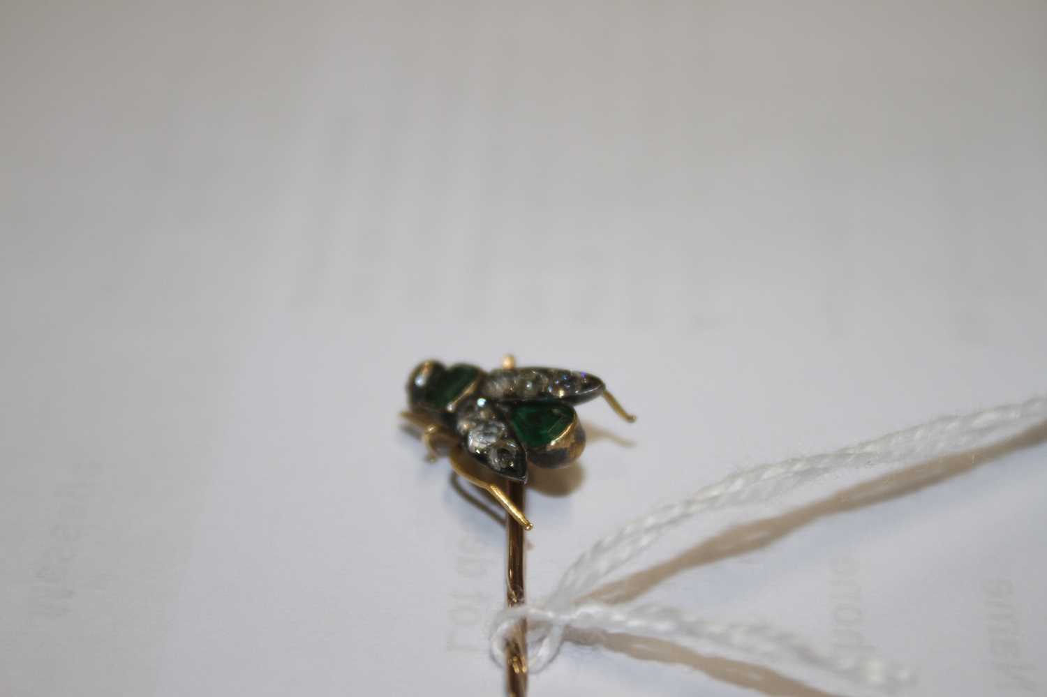A yellow metal diamond, emerald and ruby stick pin in the form of a winged inset, set with a 3.9 x - Image 5 of 7