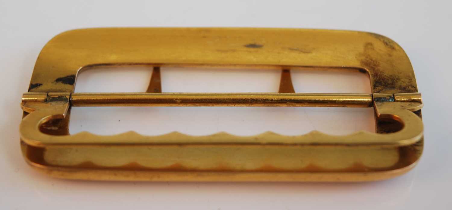 A 19th century yellow metal buckle, of shaped rectangular form with twin-pronged chape, the chape - Bild 2 aus 6