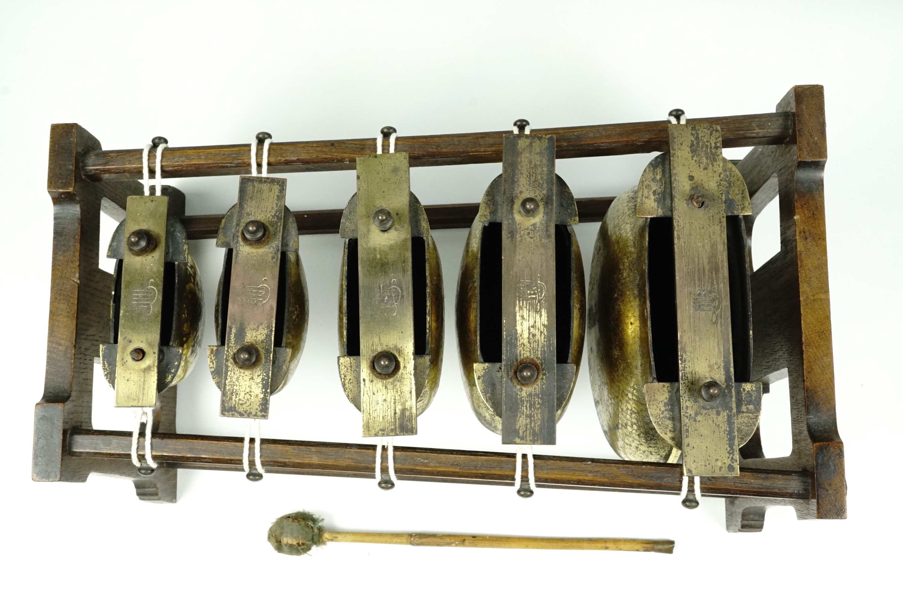 A late 19th Century idiophone type percussion musical instrument, comprising a graded set of brass - Image 2 of 3