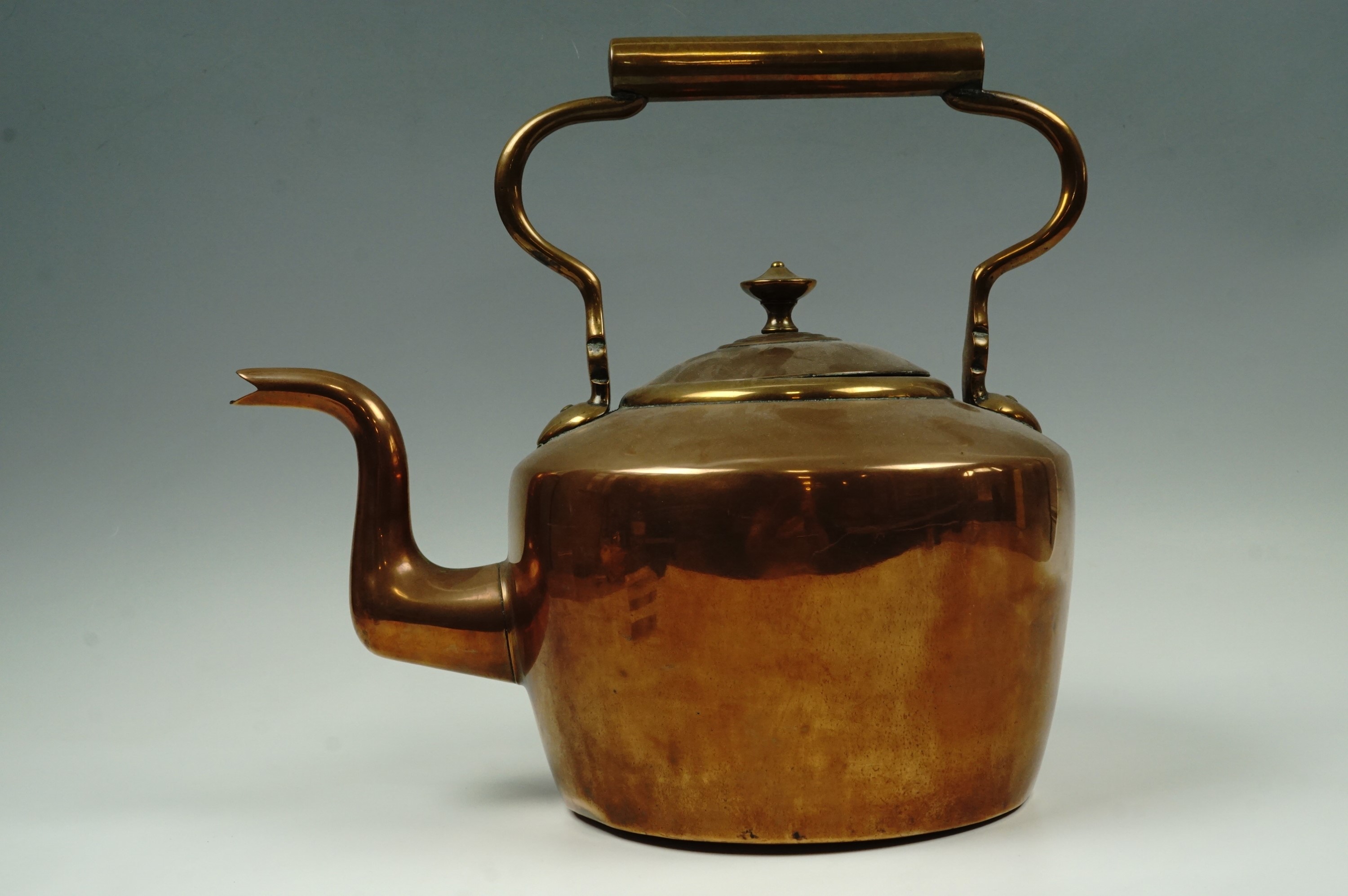 A large Victorian copper kettle, 32 cm