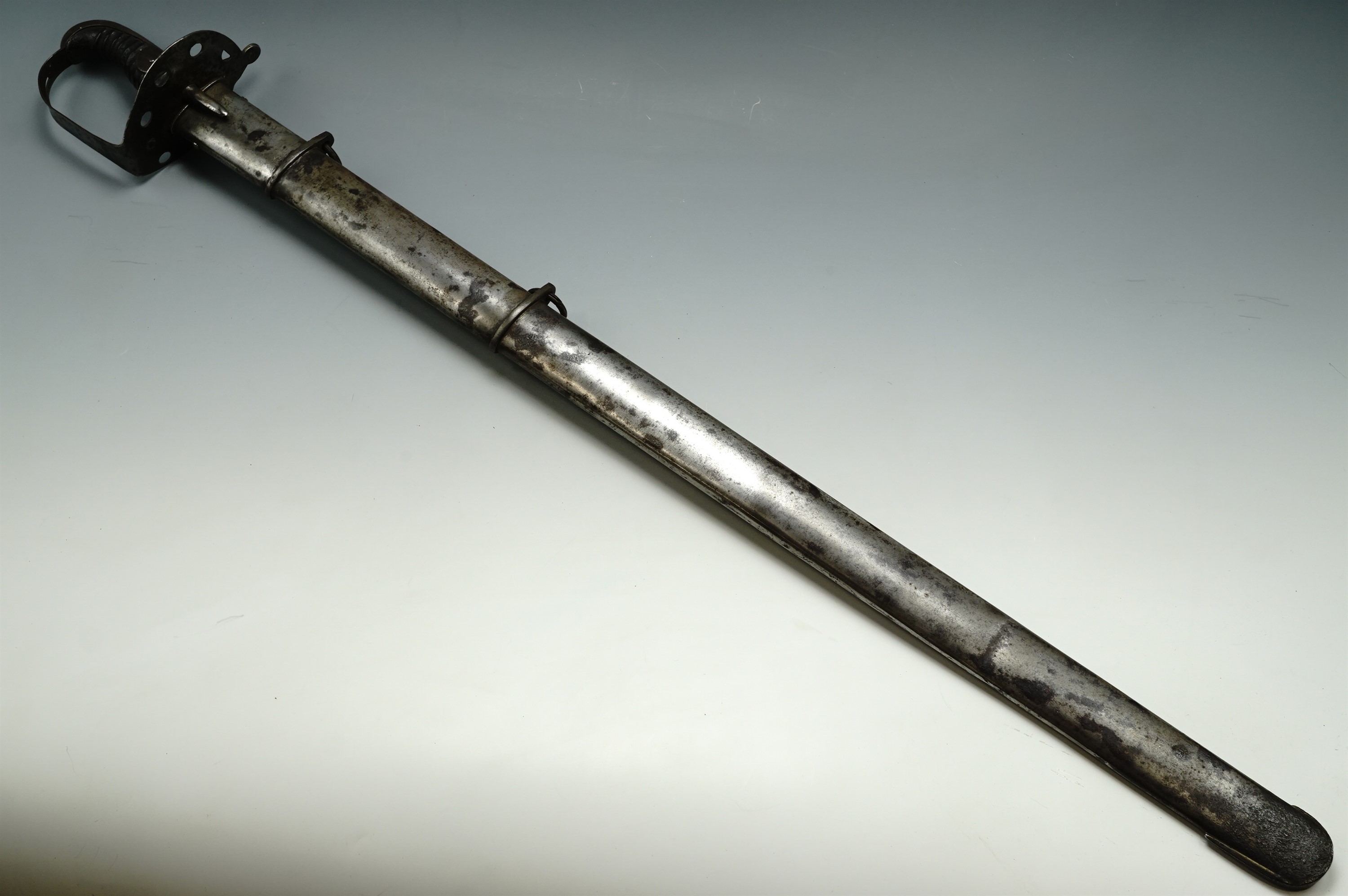 An Ordnance 1796 Pattern heavy cavalry trooper's sword, its blade back stamped "Bate", blade 88 cm