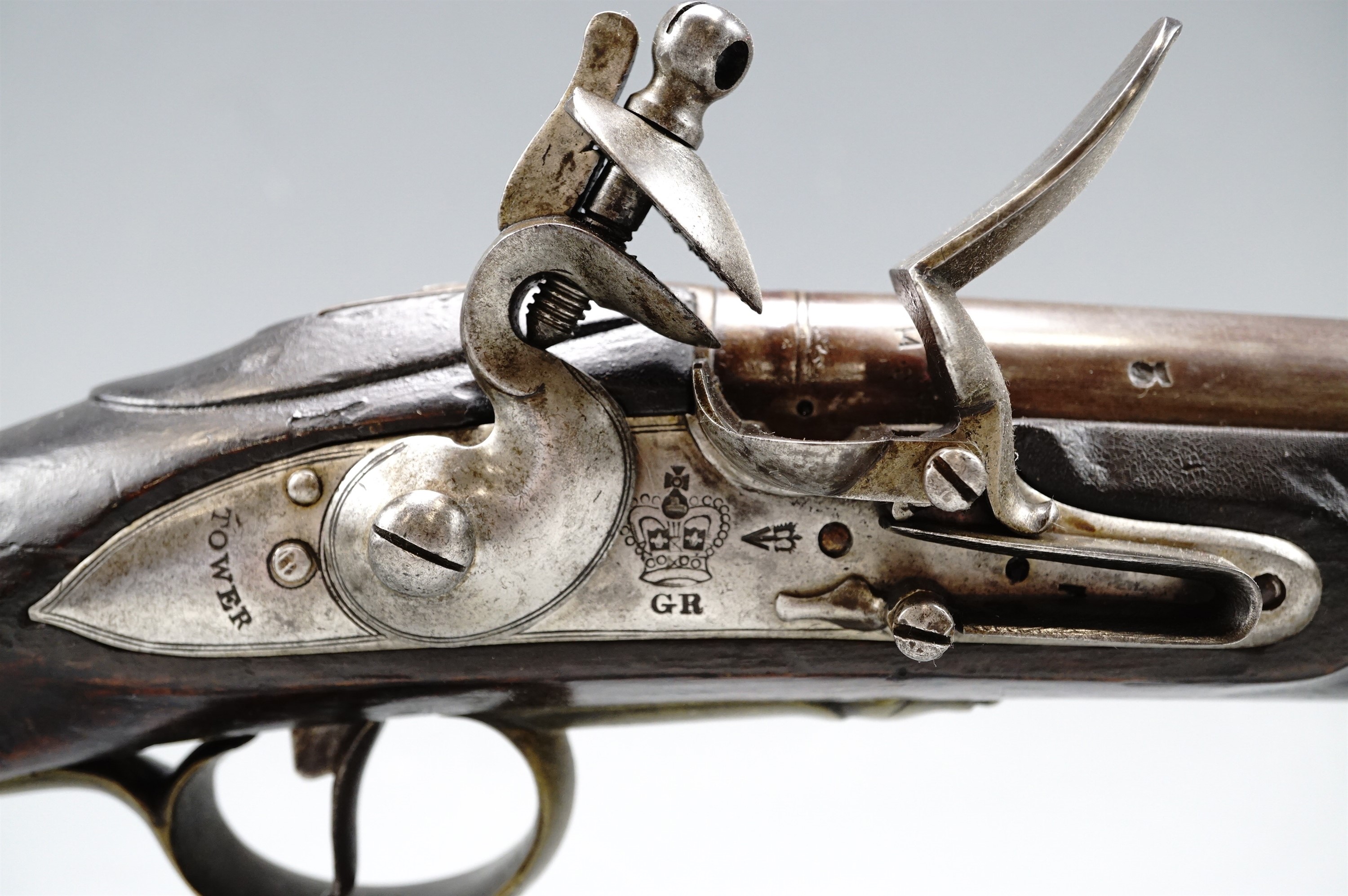 A George III Ordnance Elliott flintlock cavalry carbine, with socket bayonet - Image 3 of 17