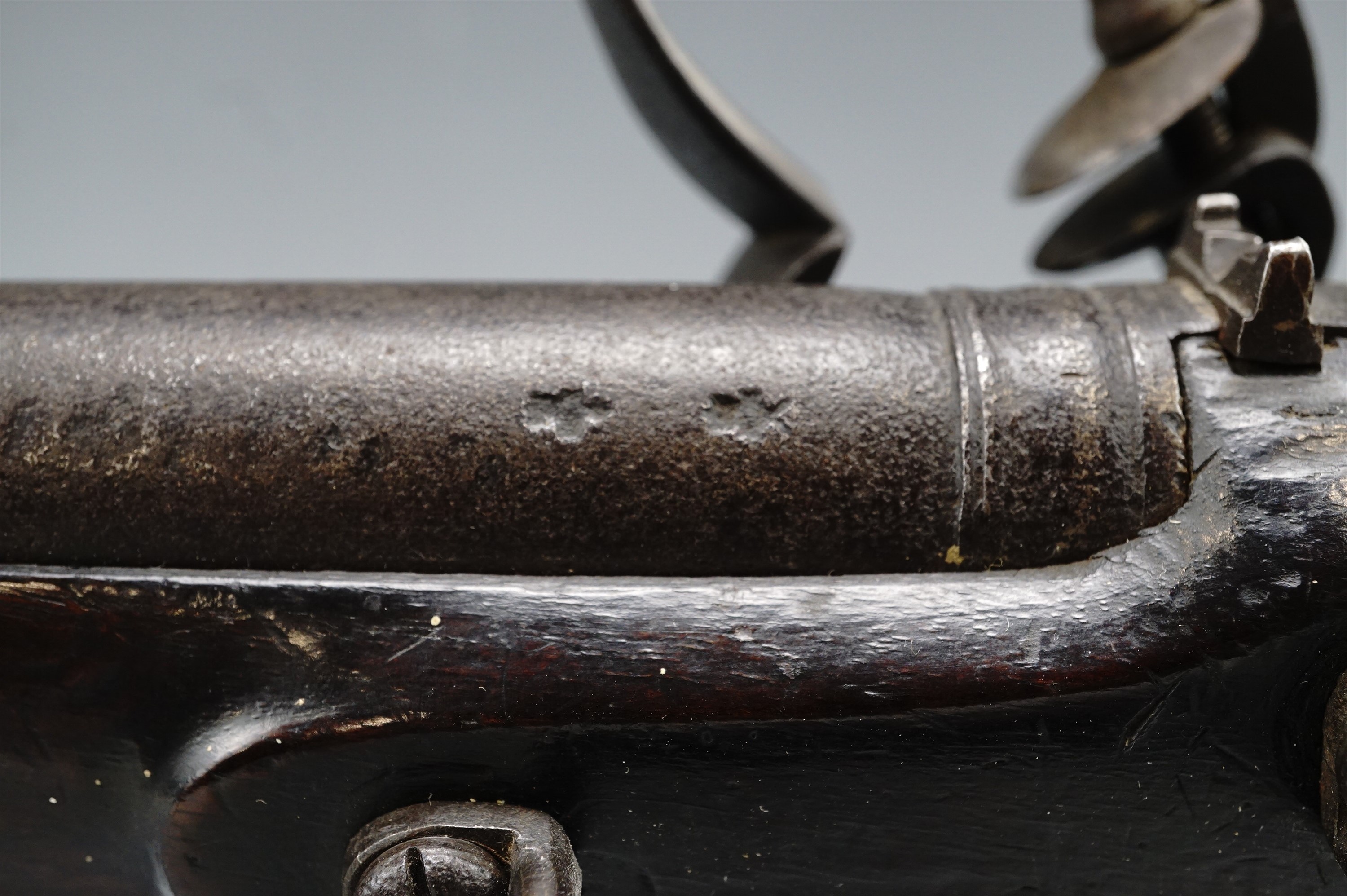 [ King's German Legion ] A George III Paget flintlock cavalry carbine, its butt plate tang - Image 8 of 10