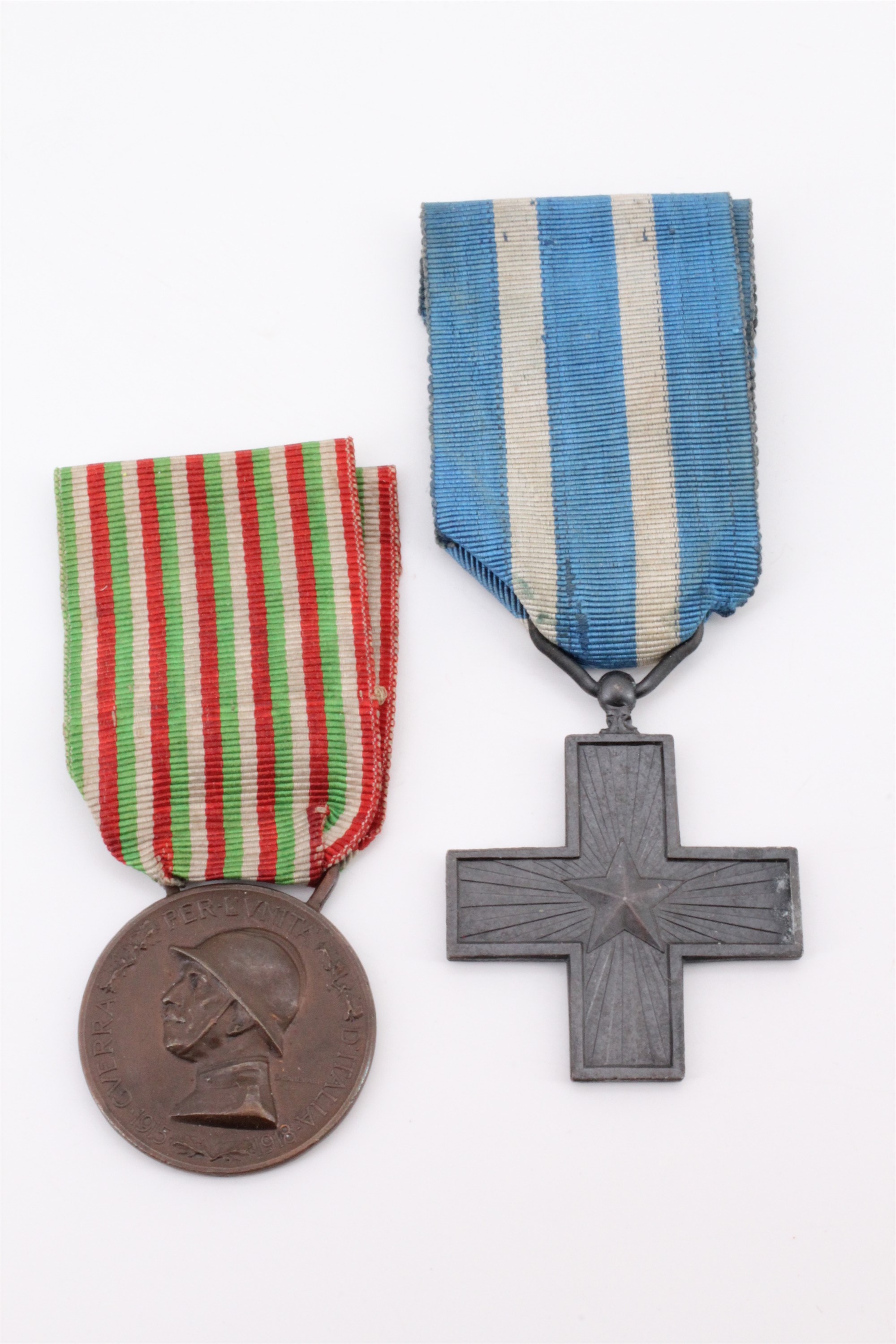 A Great War Italian Military Valour Cross together with a 1915 - 1918 War Medal - Image 2 of 3