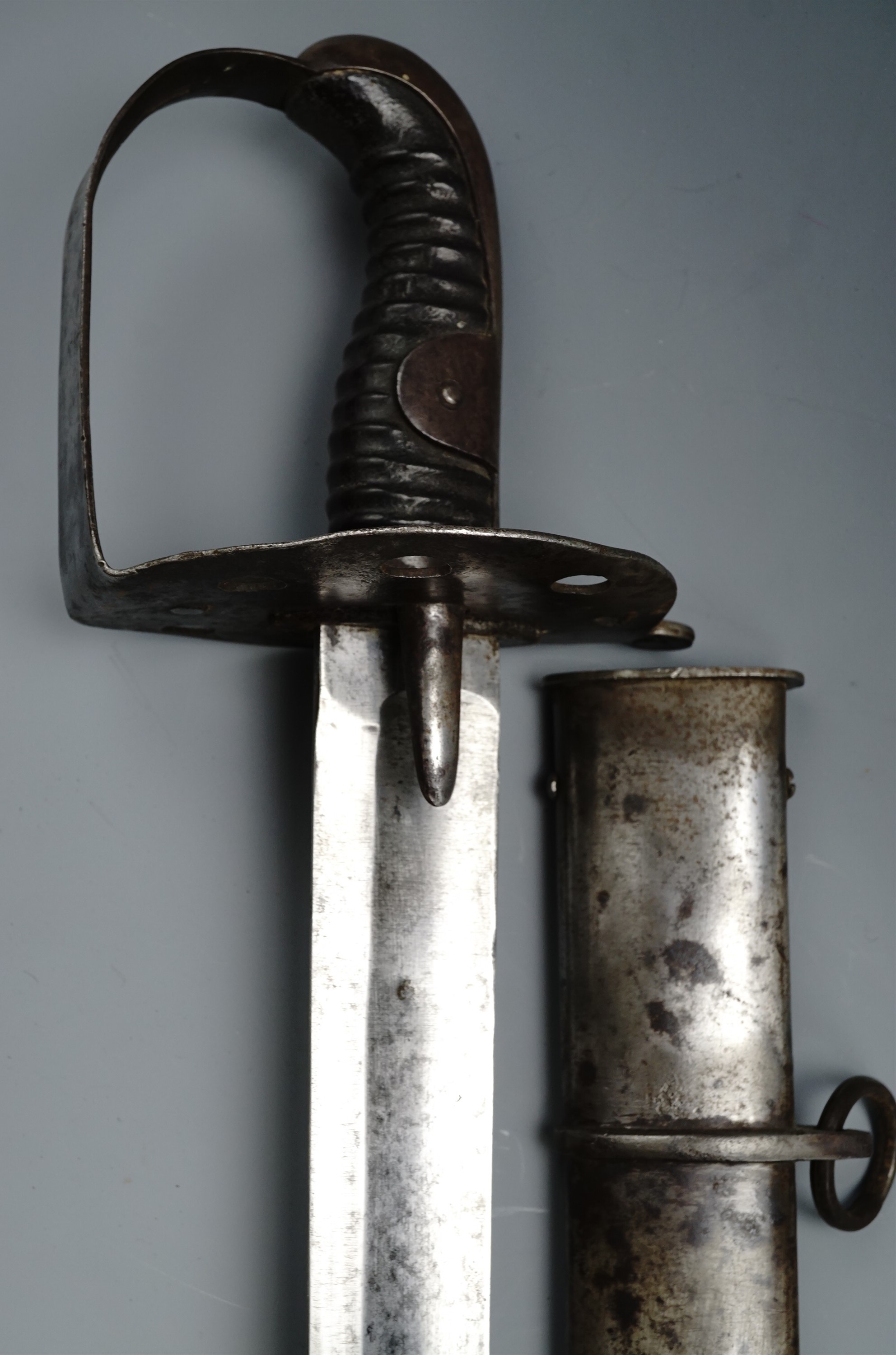 An Ordnance 1796 Pattern heavy cavalry trooper's sword, its blade back stamped "Bate", blade 88 cm - Image 3 of 11