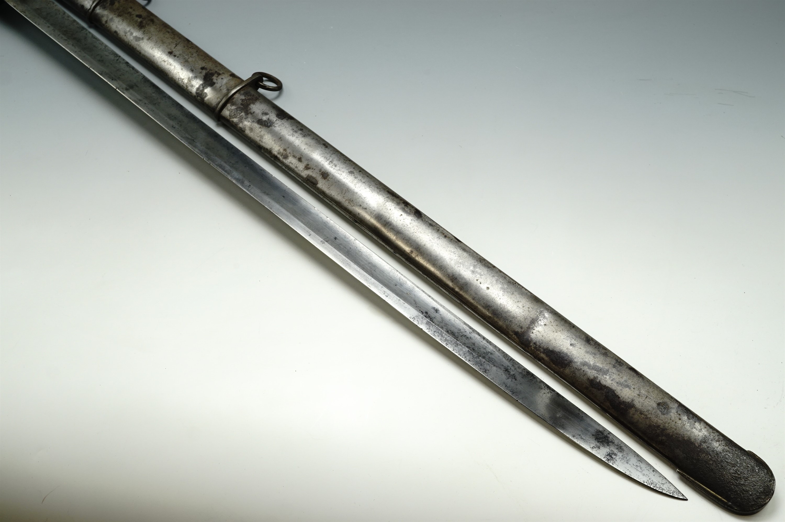 An Ordnance 1796 Pattern heavy cavalry trooper's sword, its blade back stamped "Bate", blade 88 cm - Image 2 of 11