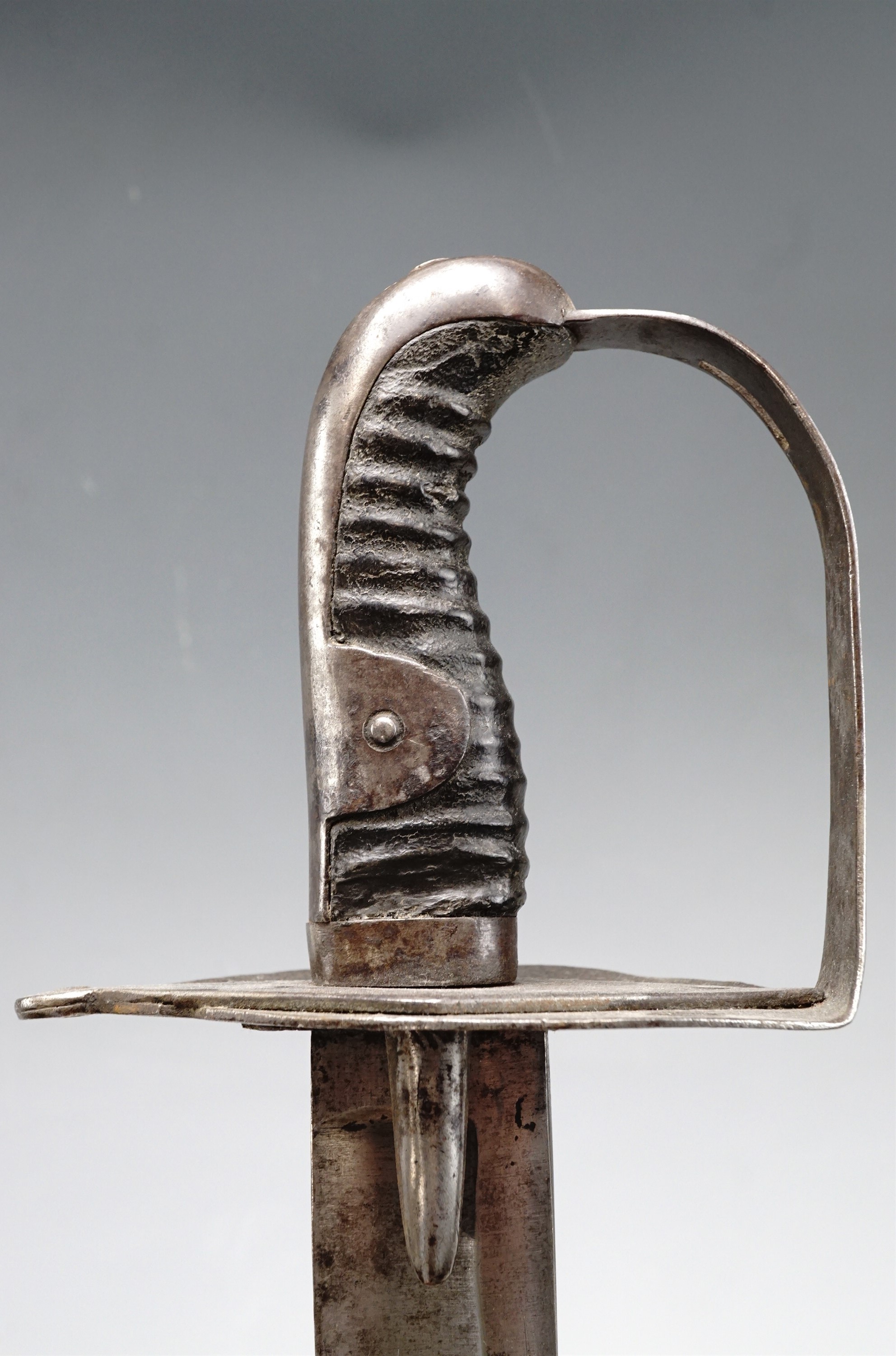 An Ordnance 1796 Pattern heavy cavalry trooper's sword, its blade back stamped "Bate", blade 88 cm - Image 6 of 11