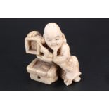 A Japanese ivory netsuke of a rat catcher, 4 cm