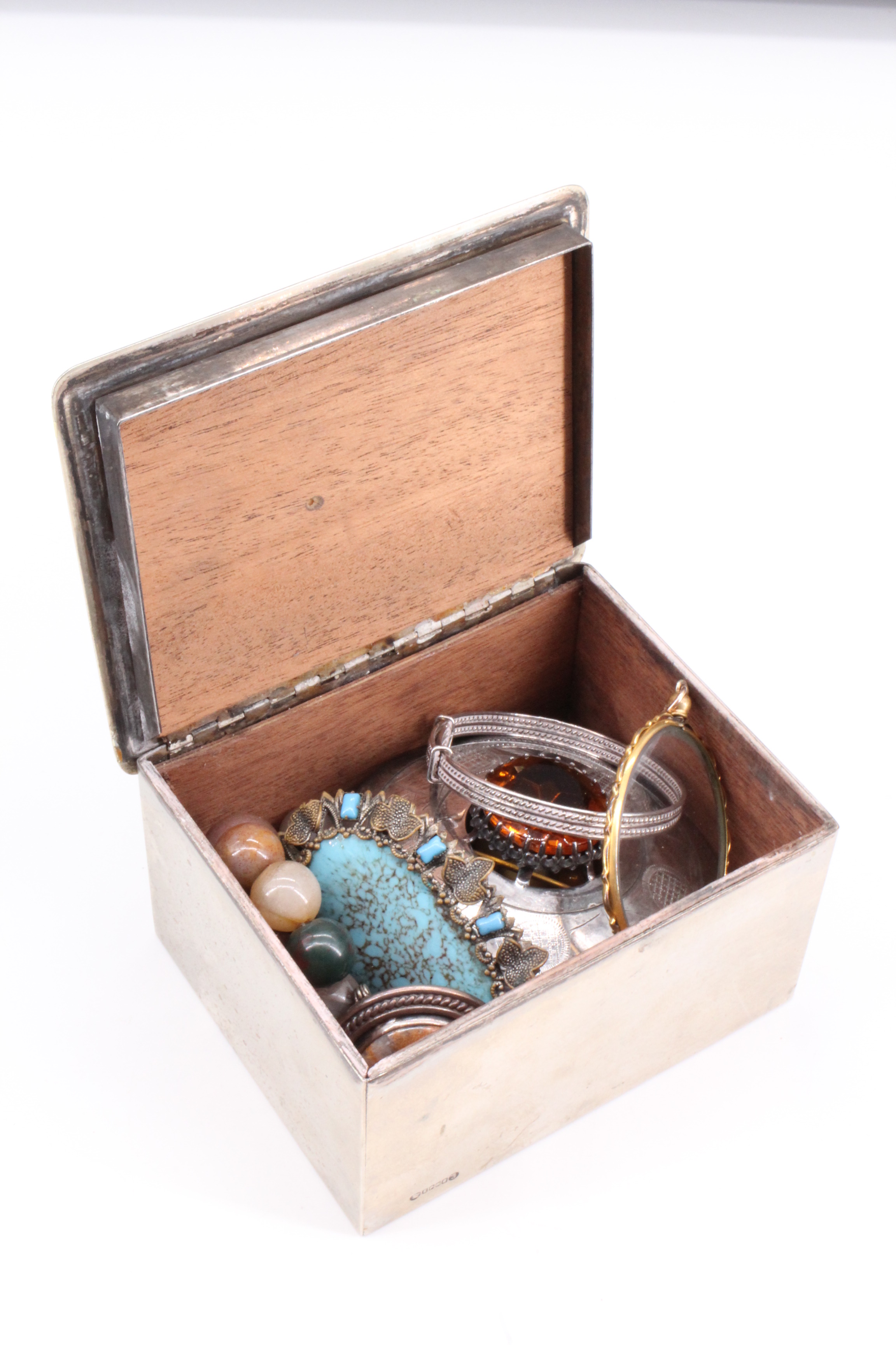 A selection of costume jewellery in an electroplate box, comprising an agate bead necklace, a - Image 2 of 2