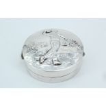 A silver pill box,it's lid depicting a golf player, Sheffield, 1999, 18.4 g, 4.2 mm diameter
