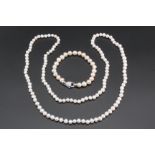 A cultured baroque pearl necklace, as a continuous string, 84 cm, and a cultured baroque pearl