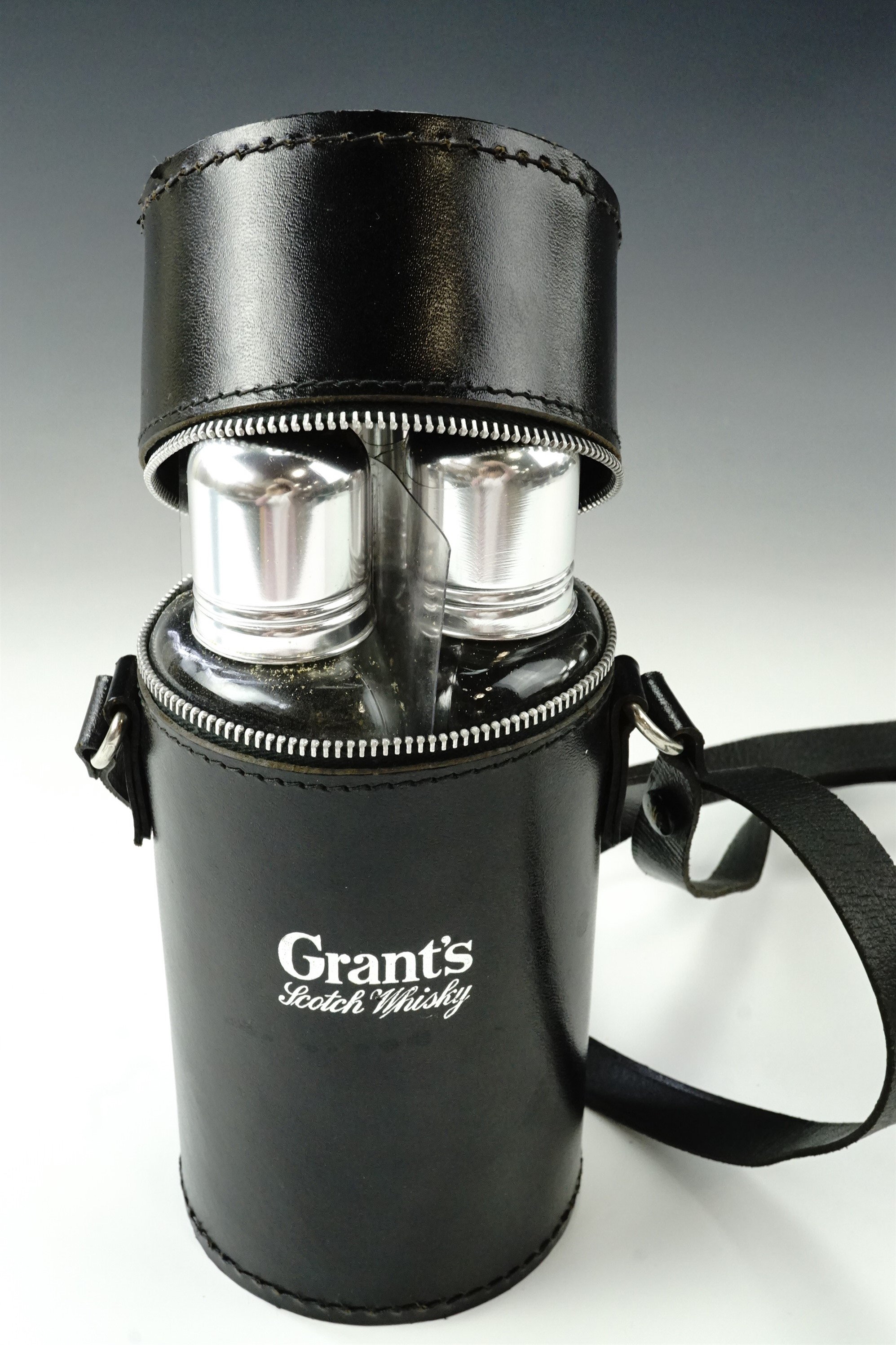 A Grant's whiskey travel decanter / flask set - Image 2 of 3